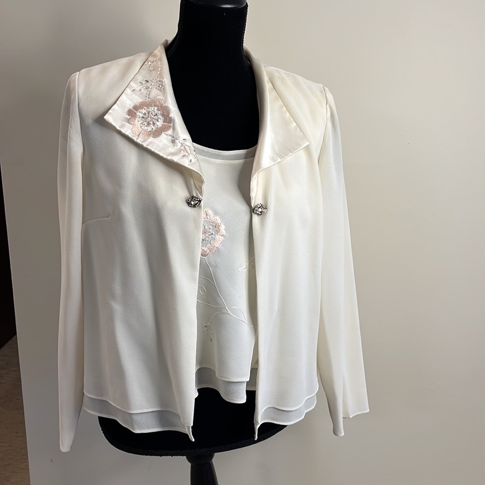 R&M Richards 3 piece cream pant suit. 12P. Beautiful floral stitching with beads